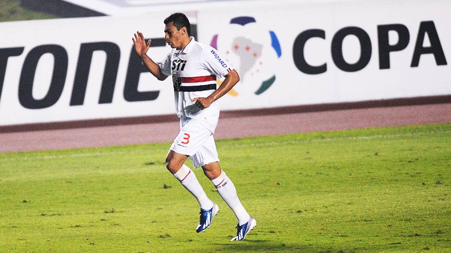 Lúcio é expulso da partida após entrada dura em Bernard em jogo entre São Paulo e Atlético-MG no Morumbi