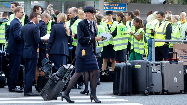 Funcionários da companhia aérea alemã Lufthansa fazem nova paralisação em aeroportos de Frankfurt e Berlim; eles reivindicam melhores salários e condições de trabalho