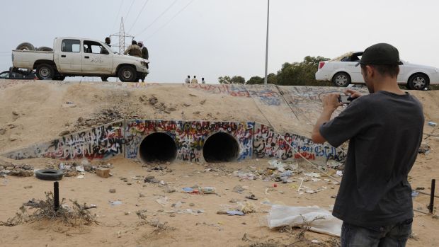Líbio tira foto do local onde Kadafi foi capturado