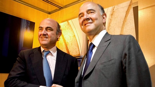 Luis de Guindos, ministro espanhol de Economia, e seu colega francês Pierre Moscovici