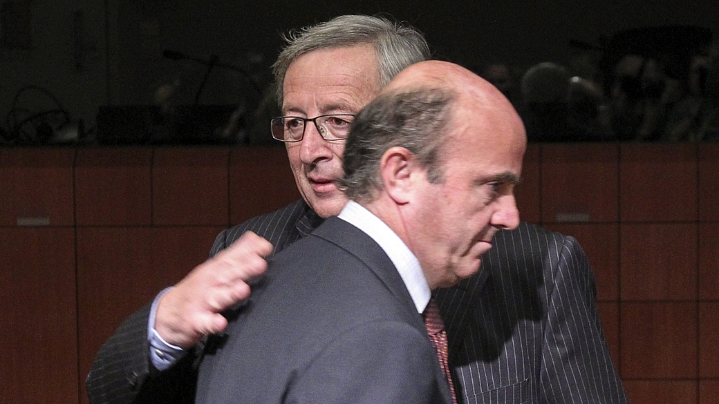 Luis de Guindos, à frente, participa de reunião do Eurogrupo em 9 de julho de 2012. Ao fundo, o presidente do órgão, Jean-Claude Juncker