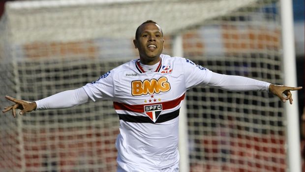 Luis Fabiano, do São Paulo, marca gol contra América-MG