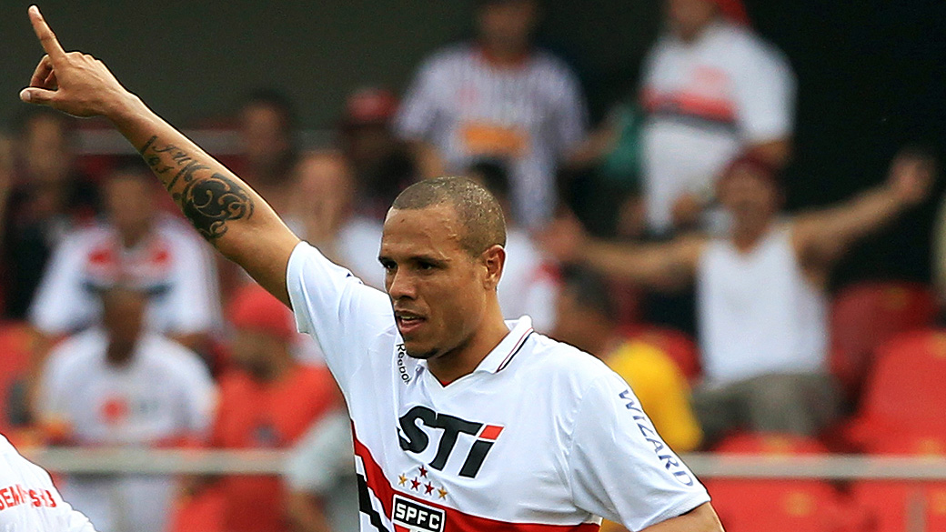 Luis Fabiano fez o primeiro gol do São Paulo contra o Palmeiras