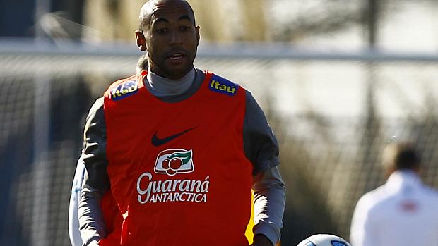 Luisão durante treino da Seleção Brasileira de futebol