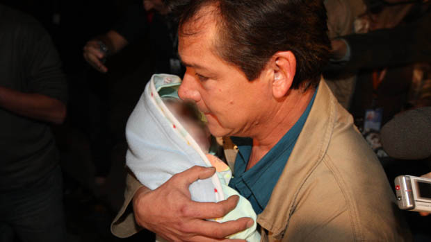 Luís Carlos Samudio, pai da Eliza Samudio,  ex-amante do goleiro Bruno, com o filho do casal