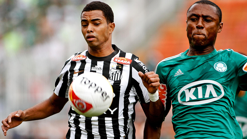 Os jogadores Giva e André Luiz durante a partida entre Palmeiras e Santos válida pelo Campeonato Paulista 2013 no Estádio Pacaembú em São Paulo (SP), neste domingo (24)