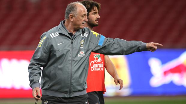 Luiz Felipe Scolari em treino com a seleção brasileira na China