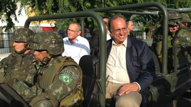 O governador Luiz Fernando Pezão e o secretário José Mariano Beltrame anunciaram reforço no policiamento a partir de segunda-feira
