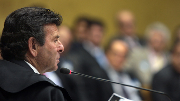 O ministro Luiz Fux vota contra a aplicação da Lei da Ficha Limpa em 2010