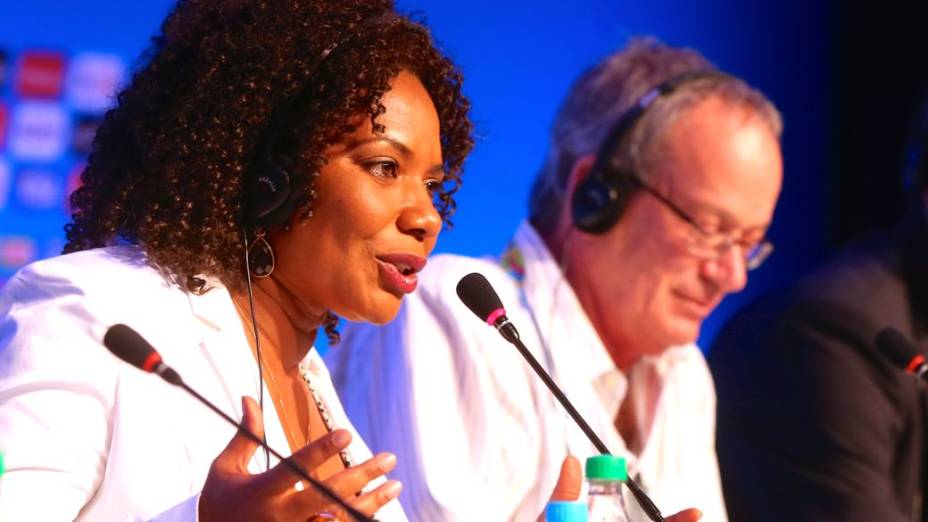 A cantora Margareth Menezes fala sobre o sorteio dos grupos da Copa de 2014, na Costa do Sauípe