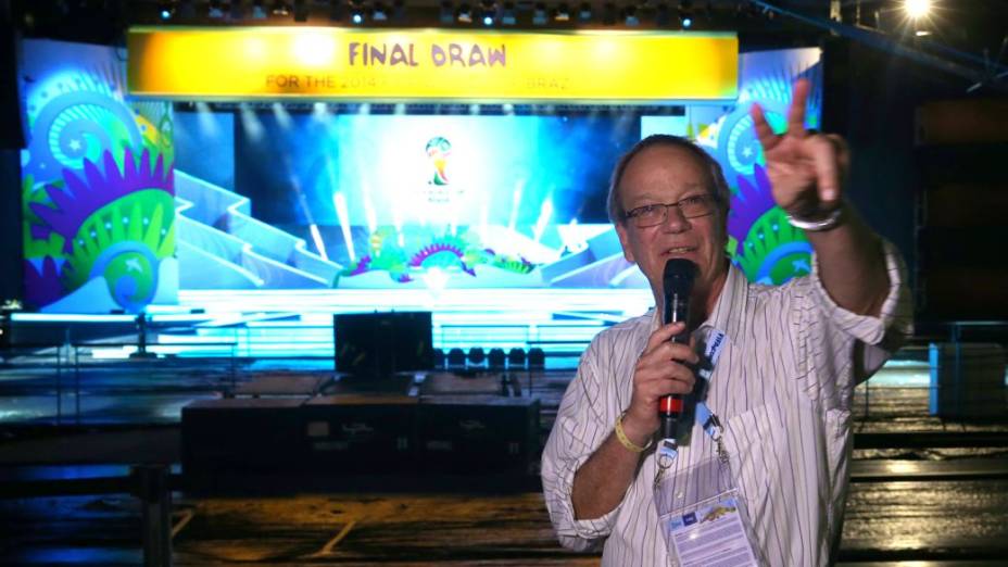 O diretor Luiz Gleiser no palco do sorteio dos grupos da Copa de 2014, na Costa do Sauípe