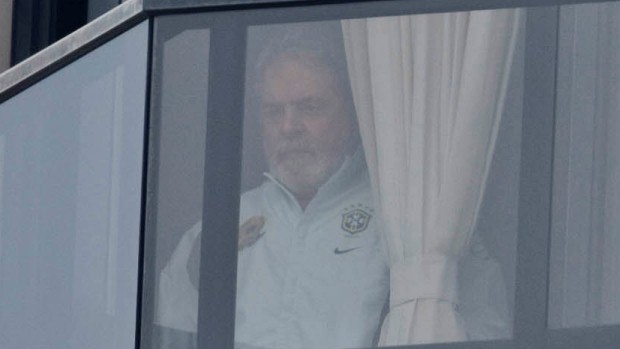 O ex-presidente Luiz Inácio Lula da Silva aparece na janela de seu apartamento