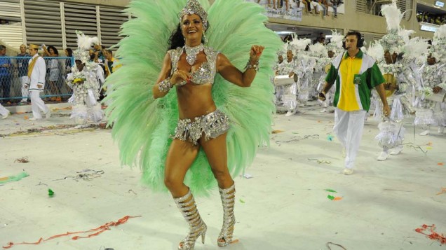 Luiza Brunet, rainha de bateria, desfilando pela escola de samba da Imperatriz Leopoldinense, na Marquês de Sapucaí, no Rio de Janeiro
