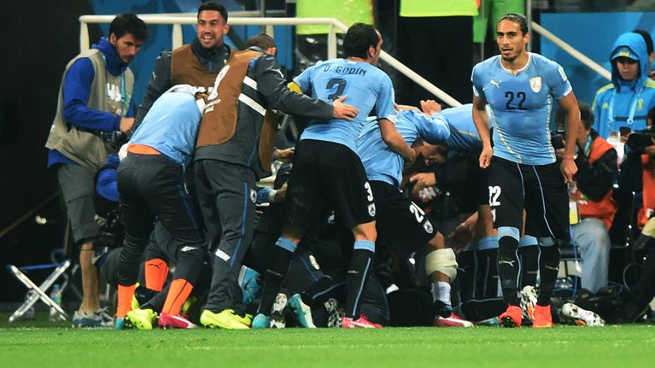 Jogadores do Uruguai comemoram o segundo gol contra a Inglaterra no Itaquerão, em São Paulo