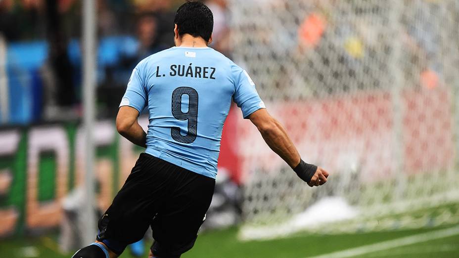 O uruguaio Luis Suárez cruza a bola no jogo contra a Inglaterra no Itaquerão, em São Paulo