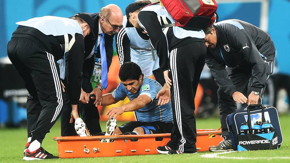 O uruguaio Luis Suárez recebe atendimento em campo no jogo contra a Inglaterra no Itaquerão, em São Paulo