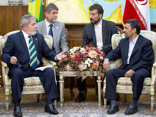 Lula conversa com o presidente iraniano, Mahmoud Ahmadinejad: acordo teria sido fechado.