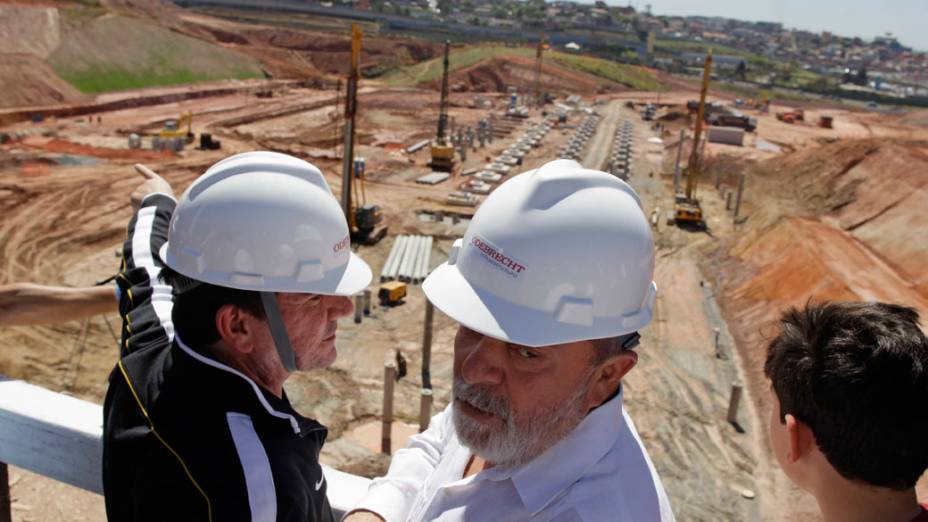 Andres Sanchez, presidente do Corinthians, e ex-presidente da república Luiz Inácio Lula da Silva visitam as obras do estádio do clube, apelidado de Itaquerão