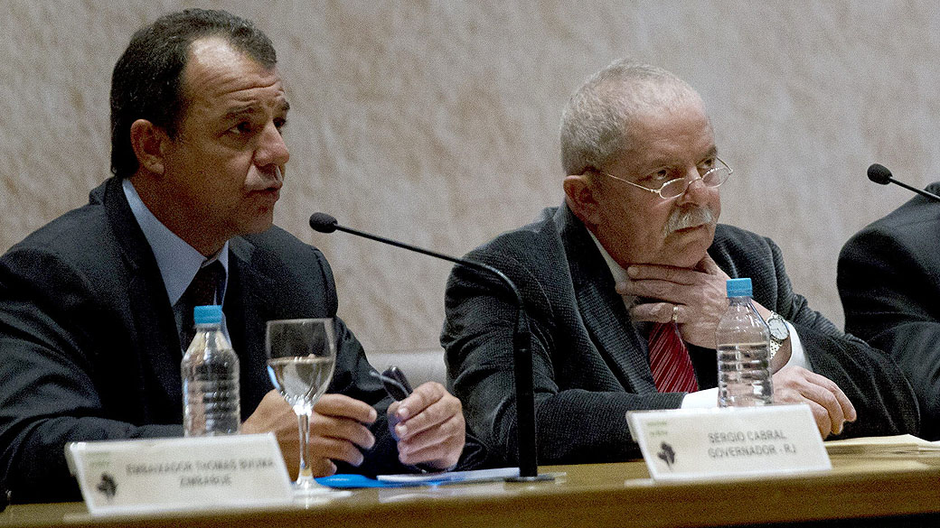 De bengala o ex-presidente Lula foi festejado em evento do BNDES, com o governador Sérgio Cabral, no Rio