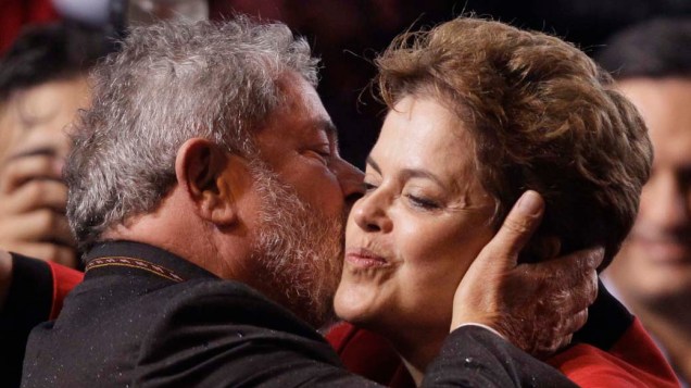 Lula beija Dilma durante comício no Rio de Janeiro nas eleições de 2010