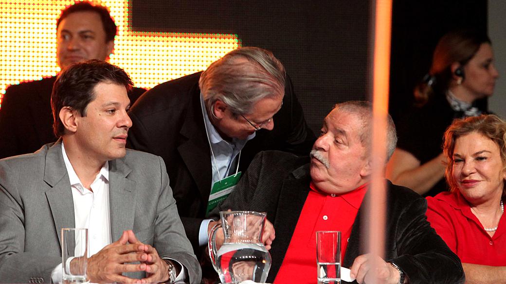 José Dirceu cumprimenta Lula no lançamento da candidatura do ex-ministro Fernando Haddad (à esq.) a prefeito de São Paulo