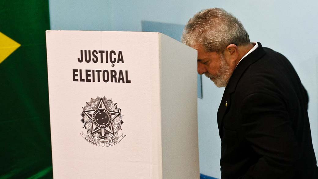 Presidente Luiz Inácio Lula da Silva durante votação na Escola Estadual João Firmino Correia de Araújo, São Bernardo do Campo/SP - 03/10/2010