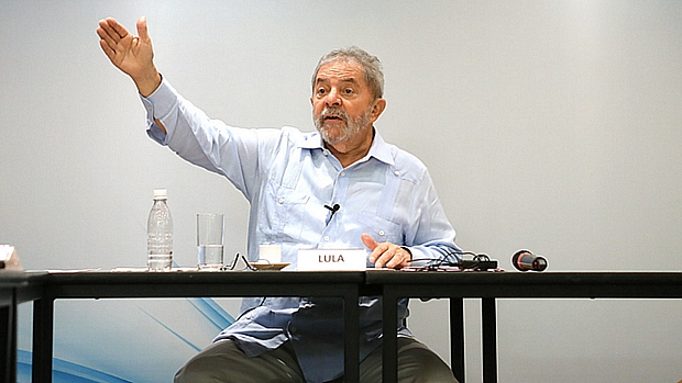 O ex-presidente Lula durante entrevista a blogueiros integrantes de rede de apoio ao PT
