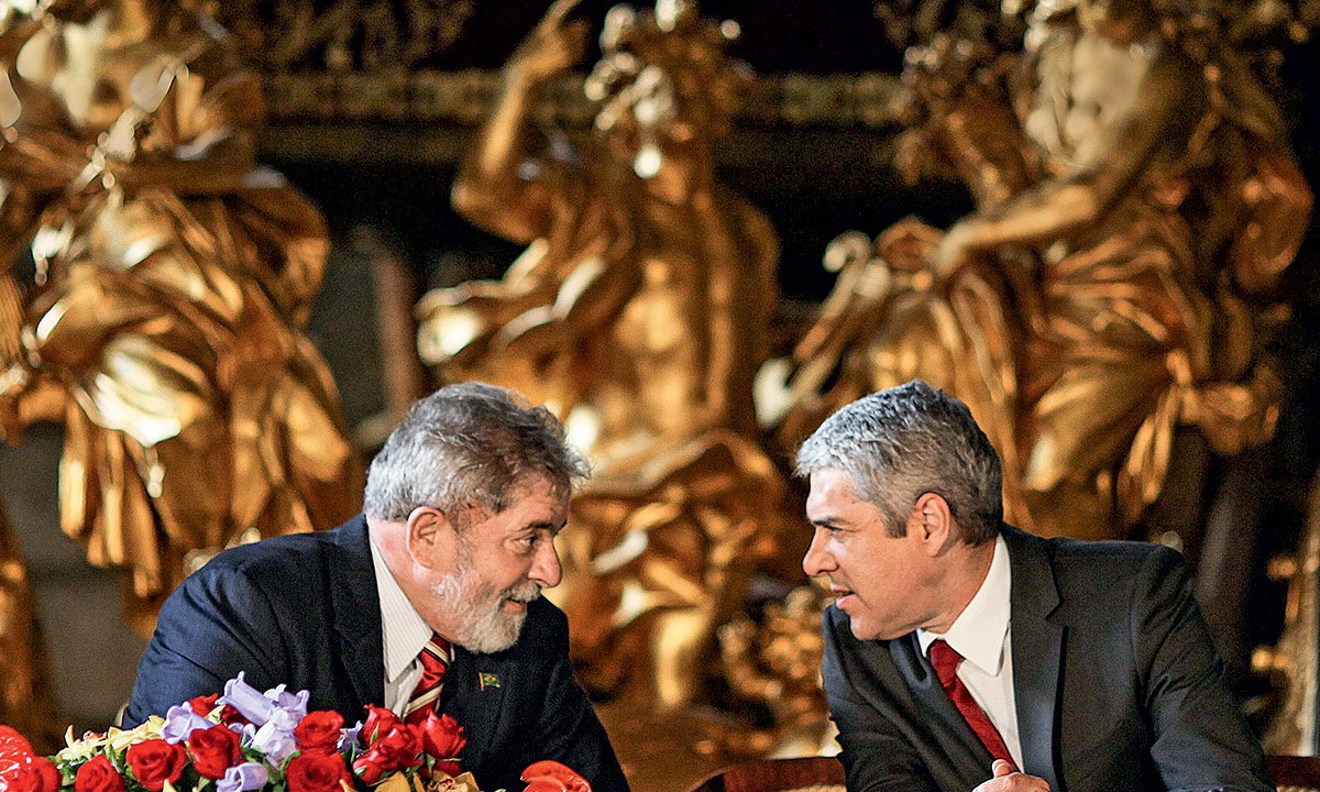 O ex-presidente Lula e o ex-primeiro-ministro português José Sócrates, que está preso: laços de amizade, interesses comuns e a Justiça no encalço