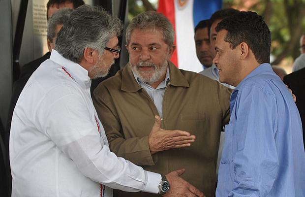 Os presidentes Lugo e Lula com o senador Robert Acevedo, em Ponta Porã (MS)