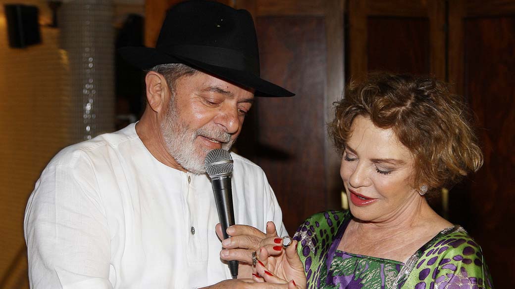 Lula e sua esposa Marisa trocam alianças, em Brasília