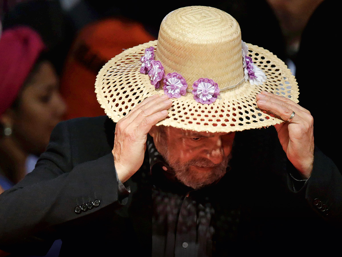 ELITE - Desde que deixou o governo, em 2011, Lula abriu uma empresa e se dedicou a dar palestras pagas no Brasil e no exterior. Em quatro anos, juntou uma fortuna