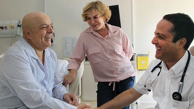 O ex-presidente Lula, acompanhado pela mulher, Marisa Letícia, recebe a notícia sobre o sucesso do tratamento contra o câncer do médico Roberto Kalil Filho
