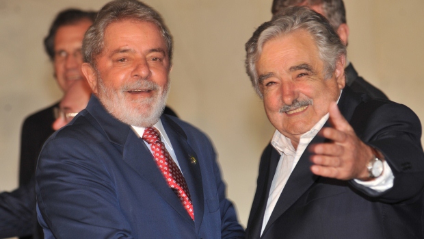 Lula cumprimenta o presidente do Uruguai, José Mujica, durante encontro no Itamaraty, em 2010