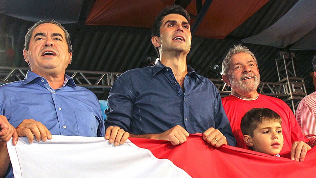 NOVOS AMIGOS - O candidato ao governo do Pará, Helder Barbalho, ao lado do ex-presidente Lula, durante comício em Belém