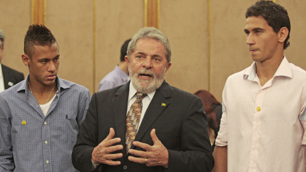 O presidente Lula se encontrou com os craques do Santos, Neymar e Paulo Henrique Ganso, durante evento na Abid
