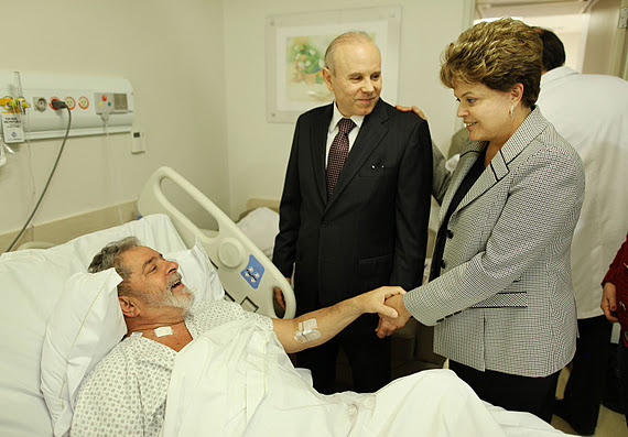 Ao lado de Guido Mantega, Dilma Rousseff visita Lula no hospital Sírio Libanês