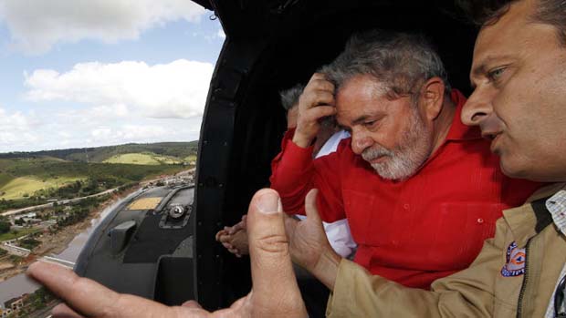 O presidente Lula e o governado Eduardo Campos sobrevoam cidades atingidas em Pernambuco