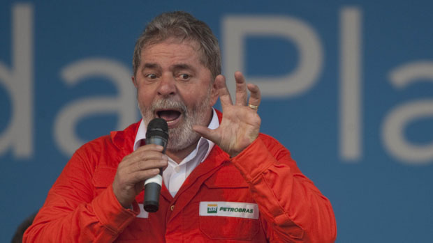 O presidente Lula fala para funcionários da Petrobras: discurso inflamado