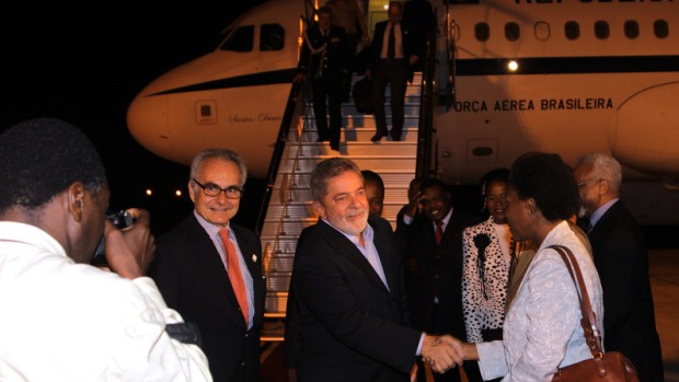 Lula desembarca no Aeroporto de Maputo, em Moçambique, em 8 de novembro de 2010