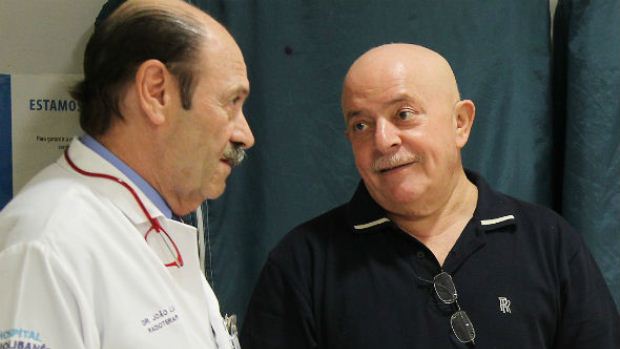 Tratamento: Lula conversa com o médico João Luis Fernandes, do hospital Sírio-Libanês