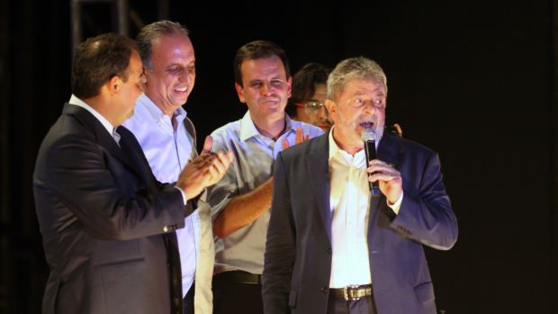 O presidente Lula, com o governador Sergio Cabral, o vice-governador Luiz Fernando Pezão e o prefeito Eduardo Paes, no Sambódromo