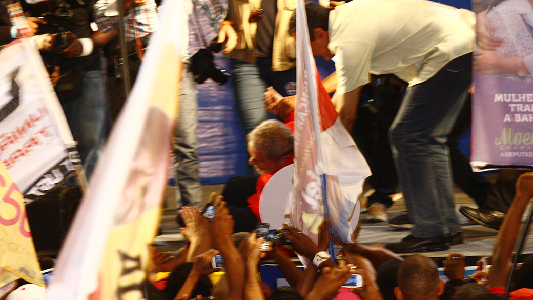 O ex-presidente Luiz Inácio Lula da Silva se desequilibrou e caiu no palco durante um comício do PT, em Salvador, na última terça-feira (02)