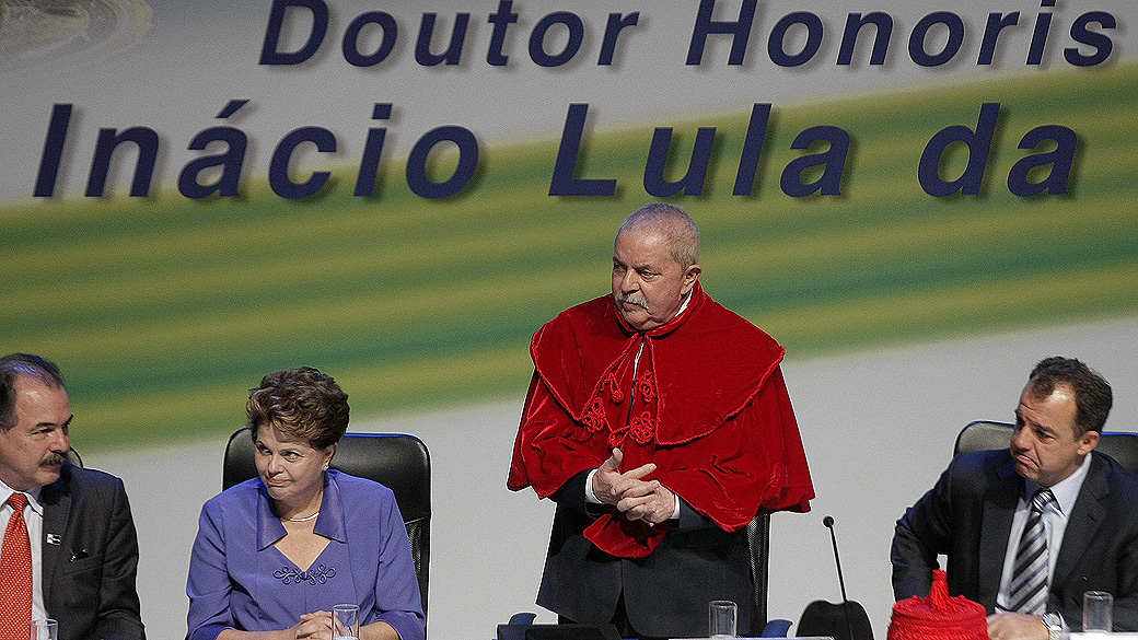 Lula recebe cinco títulos de doutor honoris causa de universidades fluminenses