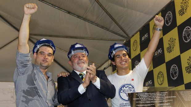Lula com os presidentes da UNE, Augusto Chagas, e da União Brasileira dos Estudantes Secundaristas, Yann Evanovick: