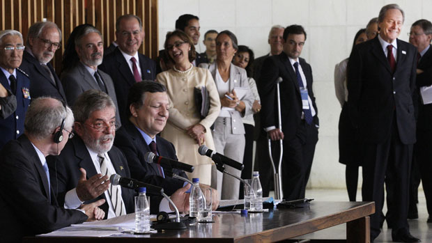 O presidente Lula volta a citar Dilma Rousseff em evento no Itamaraty, desta vez na frente do presidente do Tribunal Superior Eleitoral, Ricardo Lewandowski (ao fundo, sorrindo)
