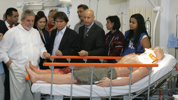 Lula observa uma simulação de atendimento na UPA de Nova Iguaçu, acompanhado do ministro José Gomes Temporão, do secretário de Saúde do estado do Rio, Sérgio Côrtes, e da primeira-dama Adriana Ancelmo, que representou o governador Sérgio Cabral.