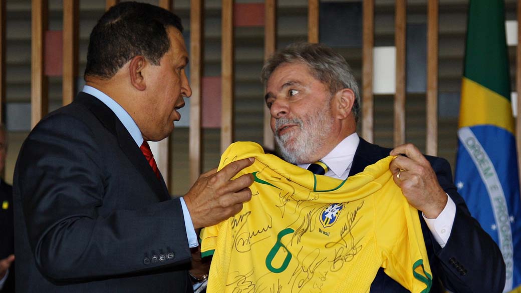 Presidente Lula presenteia com uma camisa de futebol da Seleção Brasileira o presidente da Venezuela, Hugo Chávez, em 28/04/2010