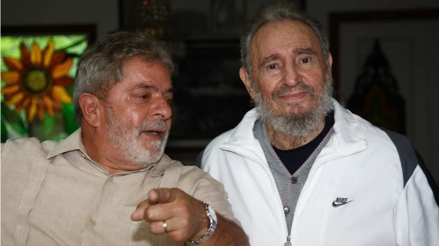 O ENCONTRO: Presidente Lula conversa com Fidel Castro durante visita a Havana, Cuba, em 24 de fevereiro de 2010 <br>FICHA CORRIDA DO DITADOR:  Um golpe de Estado manteve Fidel por 49 anos no poder até ele passar o cargo ao seu irmão por motivos de saúde, em 2008. Com o ditador, Cuba viveu e vive o empobrecimento e o isolamento em relação ao resto do mundo. Para Lula, Fidel é o único mito vivo da humanidade e construiu isso com "competência e cárater."