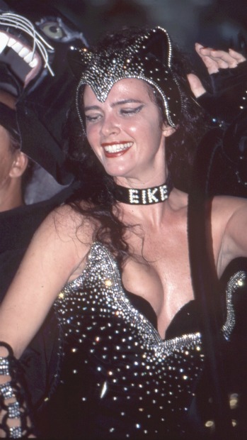 Luma de Oliveira no carnaval de 1998, usa coleira com o nome de seu então marido Eike Batista