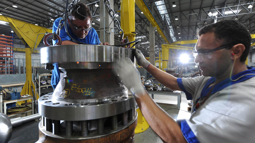 IBGE: emprego industrial fica estável em março